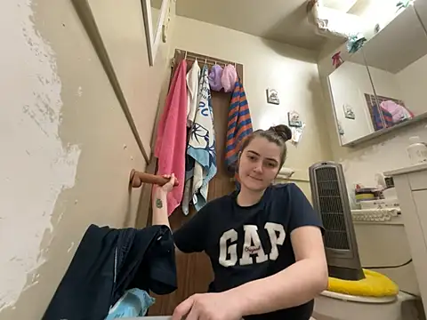 Snapshot of Snowbunnycake_131 chatting on March 17, 2026, 2:31 pm Snowbunnycake 131 online show from March 17, 2026, 2:31 pm