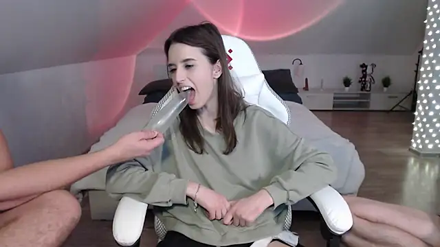 Snapshot of -Yummybabes- chatting on February 21, 2025, 8:27 pm -Yummybabes- online show from February 21, 2025, 8:27 pm