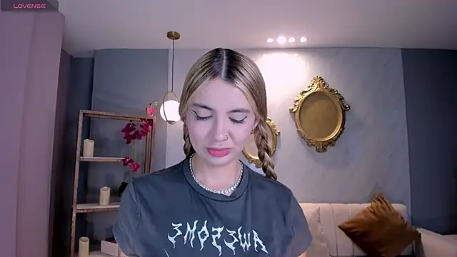 NiaHolland online show from September 12, 2025, 6:51 pm