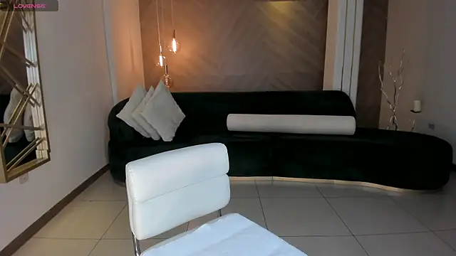 NiaHolland online show from October 10, 2025, 6:42 pm