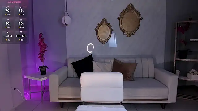 NiaHolland online show from February 25, 2025, 8:00 pm