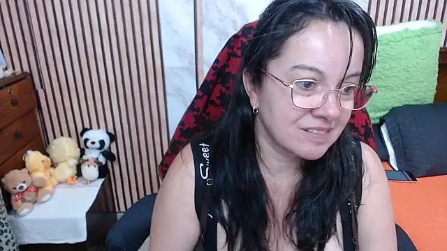 Sonialorens  online show from October 4, 2025, 8:43 pm