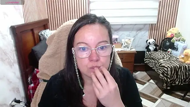 Sonialorens  online show from April 17, 2026, 9:39 pm