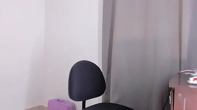 Snapshot of Emma_lean chatting on August 2, 2026, 10:29 pm Emma lean online show from August 2, 2026, 10:29 pm
