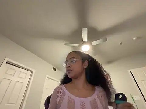 Snapshot of RylHoneyy chatting on February 1, 2026, 2:21 am RylHoneyy online show from February 1, 2026, 2:21 am