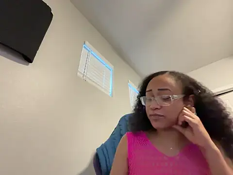 Snapshot of RylHoneyy chatting on February 10, 2026, 12:53 am RylHoneyy online show from February 10, 2026, 12:53 am