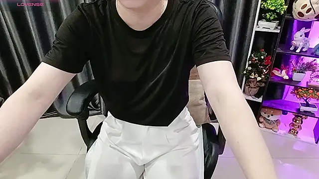Snapshot of Yuki-yio chatting on June 13, 2026, 11:56 pm Yuki-yio online show from June 13, 2026, 11:56 pm