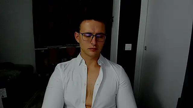 sexxymuscles4u online show from November 12, 2025, 1:59 pm