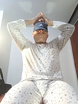 chicoguapo8 online show from September 22, 2025, 7:58 am