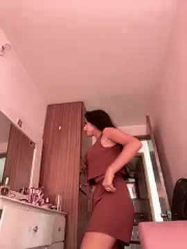 DulceLenns online show from December 4, 2025, 6:18 pm