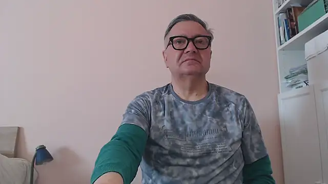 Snapshot of YOU6me chatting on May 20, 2026, 6:43 am YOU6me online show from May 20, 2026, 6:43 am