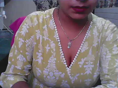 Snapshot of LovingPihu chatting on June 5, 2026, 6:18 am LovingPihu online show from June 5, 2026, 6:18 am