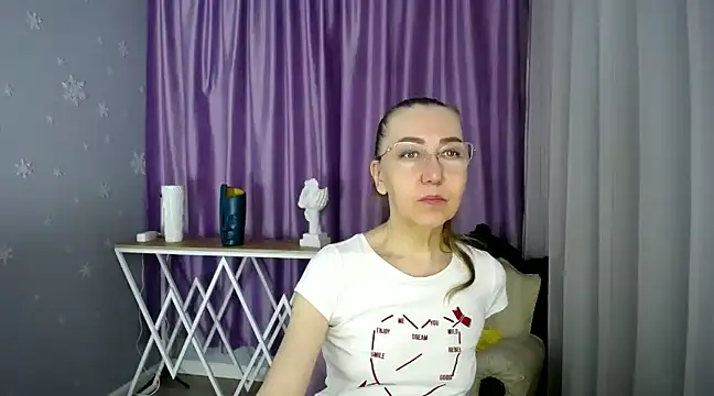 queen a n i online show from March 15, 2025, 8:15 am