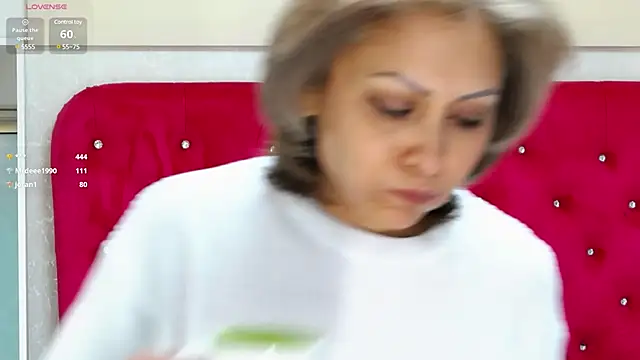 LoraDelNiro online show from March 7, 2025, 1:18 pm