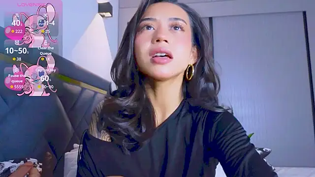 Mia Tin online show from November 12, 2025, 3:38 pm