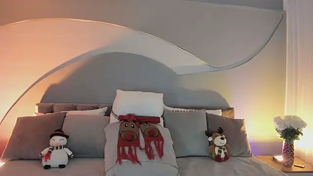 Nicolle W online show from December 16, 2025, 11:58 am