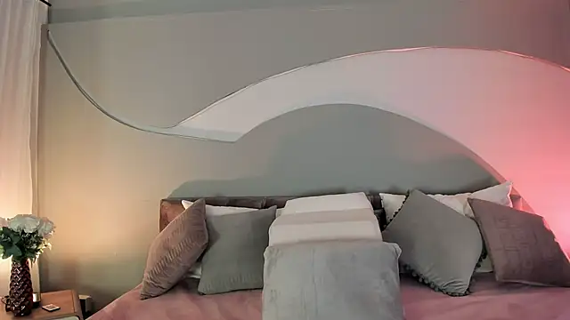 Nicolle W online show from September 20, 2025, 11:48 am