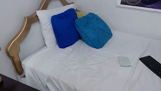 emiliaa hot online show from February 14, 2025, 10:04 pm