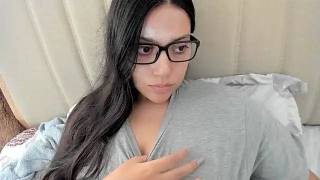 Snapshot of roniewester chatting on November 10, 2025, 3:28 pm roniewester online show from November 10, 2025, 3:28 pm