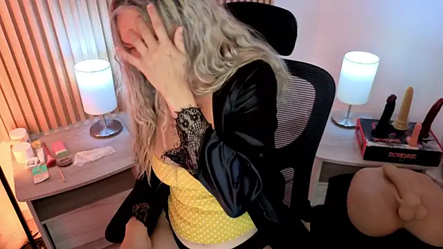 MarianL0ve online show from April 7, 2026, 9:33 am