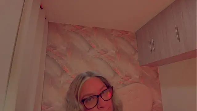 MarianL0ve online show from September 12, 2025, 10:37 am