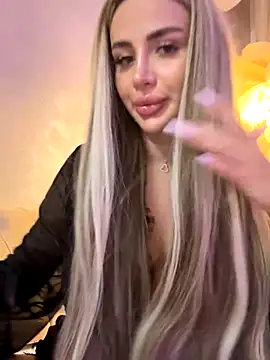 AshleySinn online show from October 7, 2025, 8:32 pm