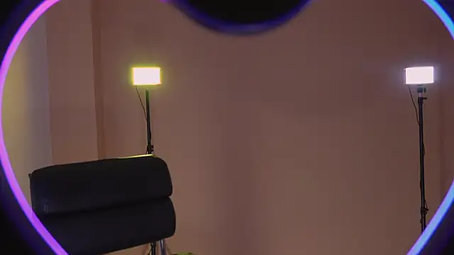 NaomiSainz online show from March 11, 2025, 6:52 pm