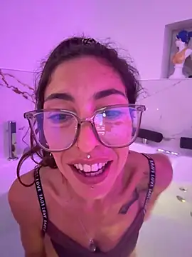 amanilouve online show from March 27, 2026, 9:54 am