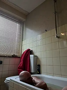 Snapshot of Ladyshaker82 chatting on November 8, 2025, 2:31 pm Ladyshaker82 online show from November 8, 2025, 2:31 pm