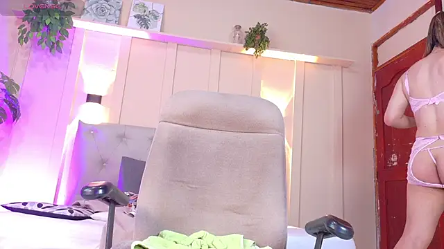 nicol snow online show from October 3, 2025, 1:23 pm