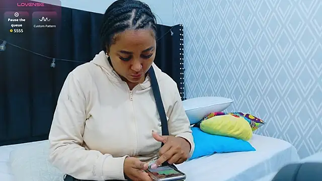 colombiamommy online show from October 24, 2025, 12:26 pm