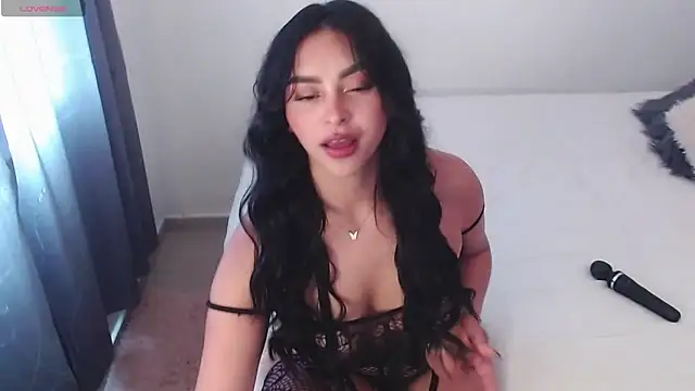 Melaniie01 online show from February 3, 2026, 9:42 pm