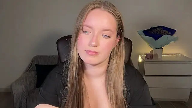 EvaMaddison online show from May 13, 2026, 8:27 pm