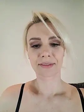 Snapshot of AureliaDoux chatting on March 16, 2025, 6:01 pm AureliaDoux online show from March 16, 2025, 6:01 pm