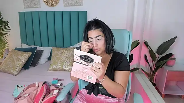 amy-thomson1 online show from November 17, 2025, 11:36 am