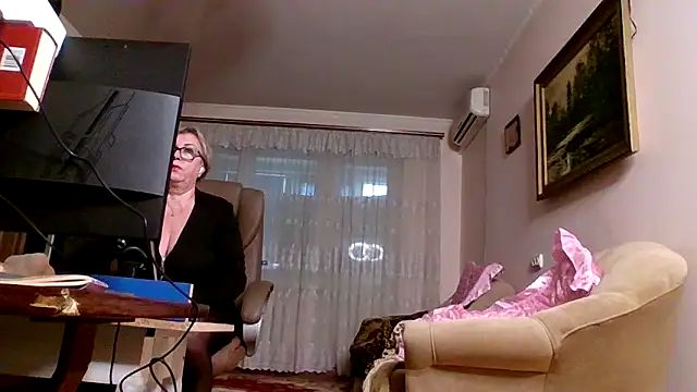 Snapshot of Kallliina chatting on October 13, 2025, 6:04 am Kallliina online show from October 13, 2025, 6:04 am