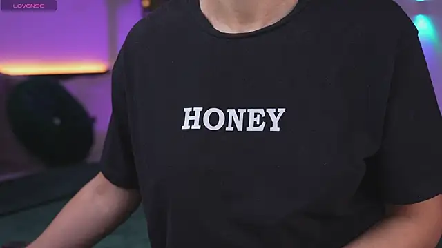 Snapshot of Lorettelorena chatting on November 10, 2025, 8:03 pm Lorettelorena online show from November 10, 2025, 8:03 pm