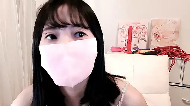 MOMO ROSE online show from November 19, 2025, 12:10 am