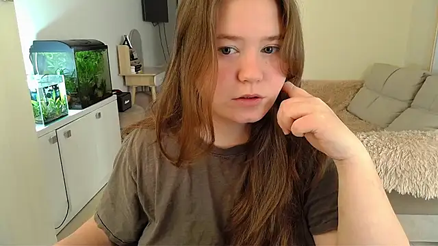 remirann  online show from March 5, 2025, 7:27 am