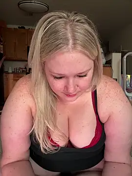 Snapshot of PiggyRose chatting on July 2, 2026, 12:11 am PiggyRose online show from July 2, 2026, 12:11 am