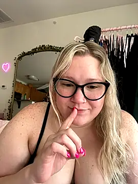 PiggyRose online show from October 19, 2025, 6:10 pm