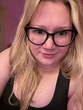 PiggyRose online show from March 23, 2025, 5:00 am