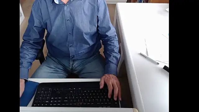 dutchpornking online show from September 17, 2025, 8:49 am