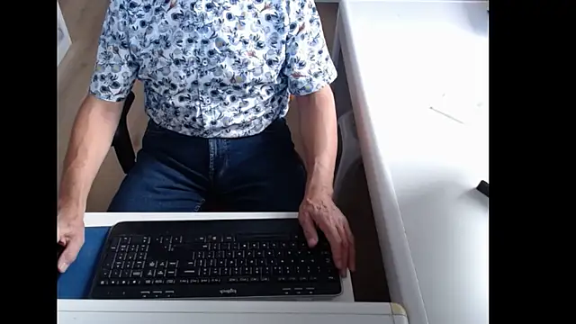 dutchpornking online show from September 13, 2025, 8:58 am