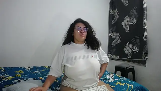 mabigomez00 online show from June 14, 2026, 9:43 am