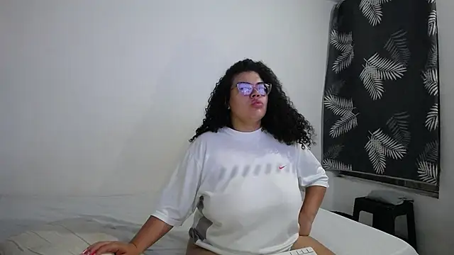 mabigomez00 online show from April 21, 2026, 9:38 am