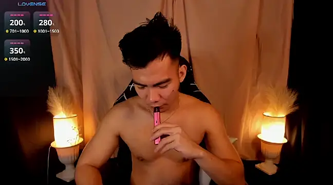 Snapshot of 000batman000 chatting on February 20, 2025, 1:36 am 000batman000 online show from February 20, 2025, 1:36 am