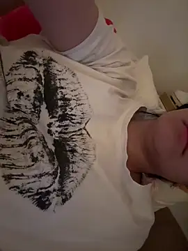 Prettylilgirll online show from April 15, 2026, 1:37 pm