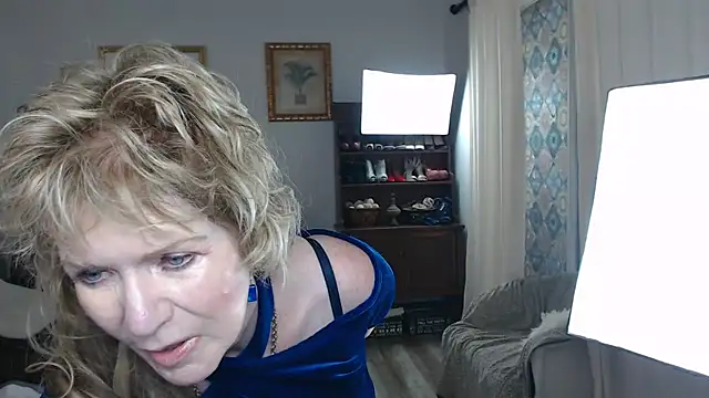 SindeeDix online show from September 13, 2025, 3:23 pm