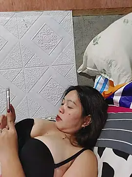 Snapshot of MissKitty31 chatting on May 19, 2026, 1:40 pm MissKitty31 online show from May 19, 2026, 1:40 pm
